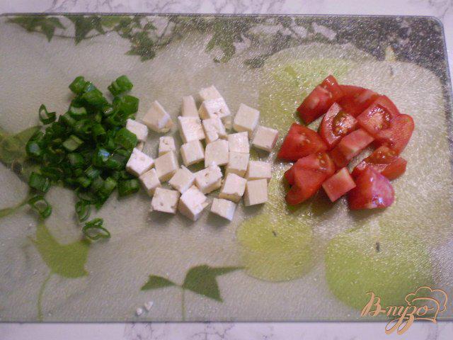 Фото приготовление рецепта: Омлет с брынзой и помидорами шаг №2