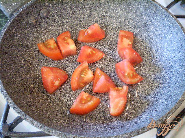 Фото приготовление рецепта: Омлет с брынзой и помидорами шаг №5