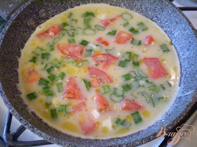 Фото приготовление рецепта: Омлет с брынзой и помидорами шаг №6