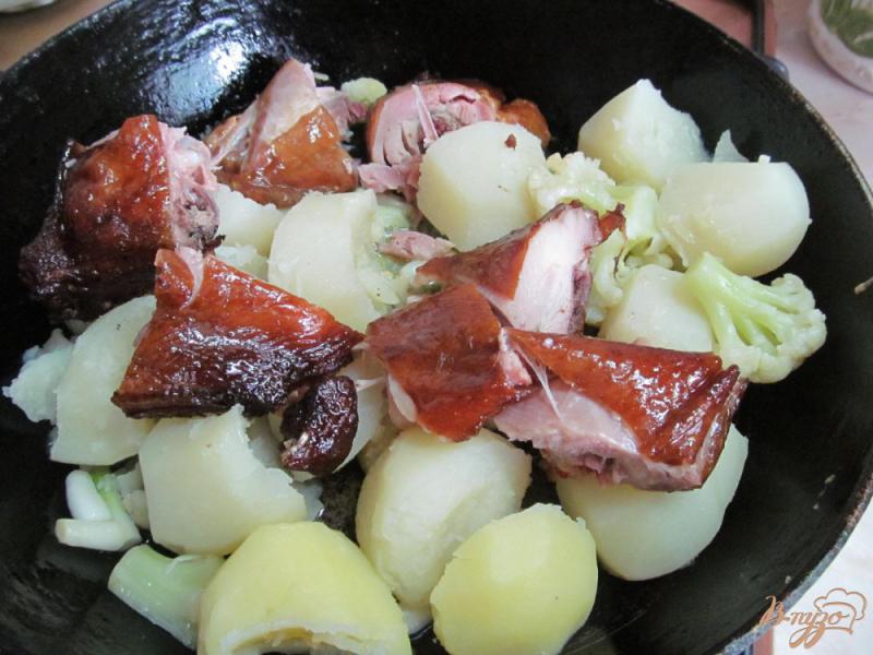 Фото приготовление рецепта: Молодой картофель с копченной курицей шаг №5