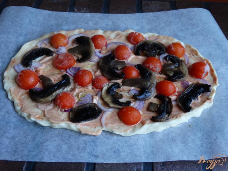 Фото приготовление рецепта: Грибная пицца с яйцом шаг №7
