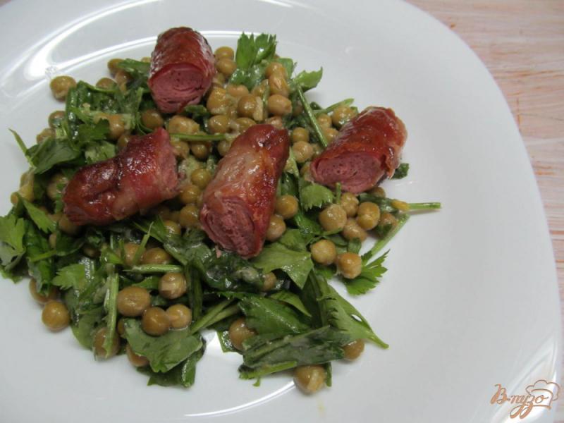 Фото приготовление рецепта: Салат из горошка и сосиски шаг №5