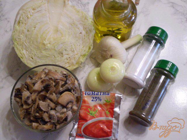 Фото приготовление рецепта: Тушеная капуста с томатом и шампиньонами шаг №1