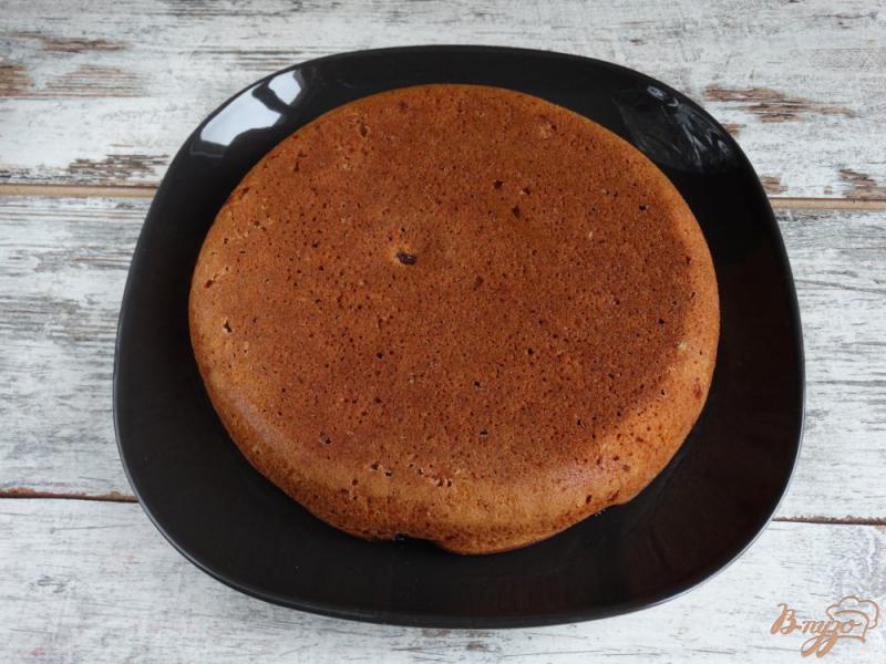 Фото приготовление рецепта: Клубнично-шоколадный пирог в мультиварке шаг №15