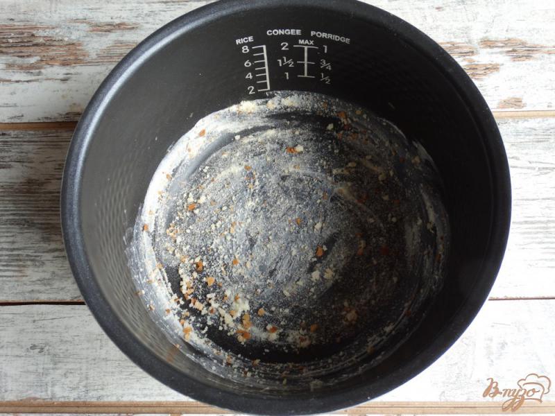 Фото приготовление рецепта: Клубнично-шоколадный пирог в мультиварке шаг №9
