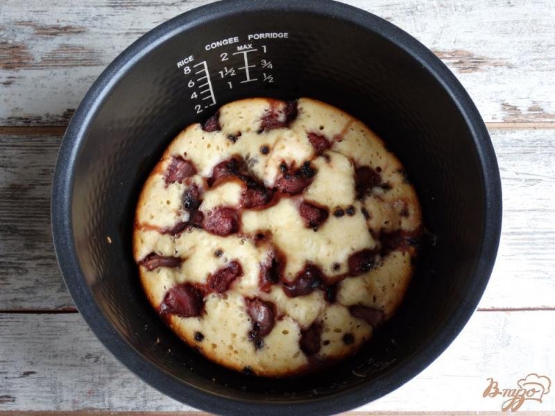 Фото приготовление рецепта: Клубнично-шоколадный пирог в мультиварке шаг №14