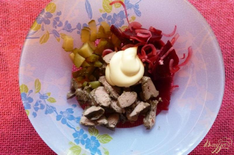 Фото приготовление рецепта: Салат из маринованной свеклы и куриной печени шаг №3