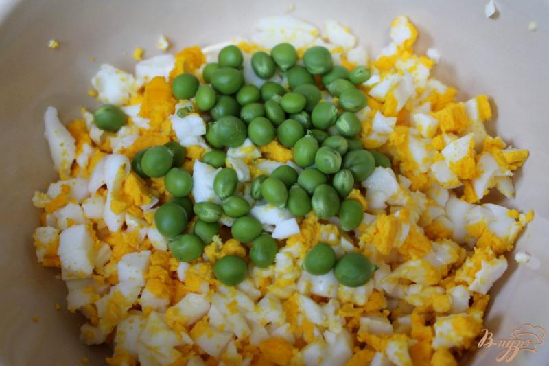 Фото приготовление рецепта: Салат с зеленым луком, яйцом и брынзой шаг №3