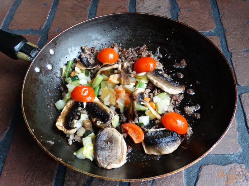 Фото приготовление рецепта: Соевая паста с фаршем грибами и овощами шаг №4