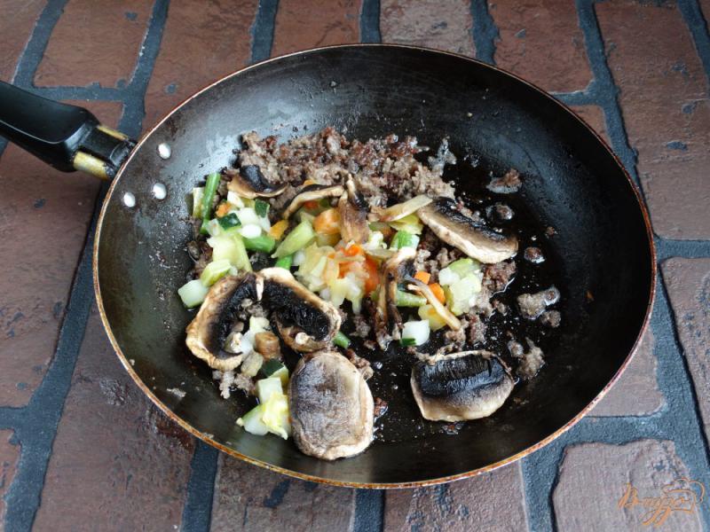 Фото приготовление рецепта: Соевая паста с фаршем грибами и овощами шаг №3
