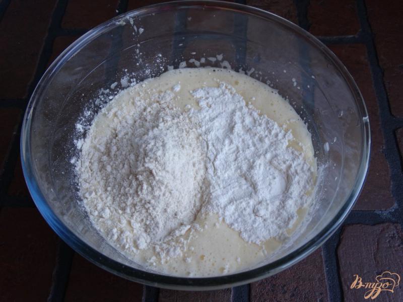 Фото приготовление рецепта: Клафути с вишней и сливочным сыром шаг №5
