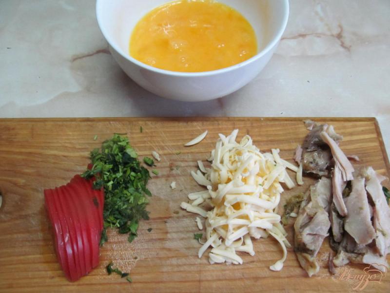 Фото приготовление рецепта: Омлет с помидором и курицей шаг №2