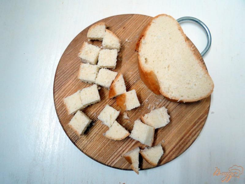 Фото приготовление рецепта: Хлебные кубики с травами и сыром шаг №6