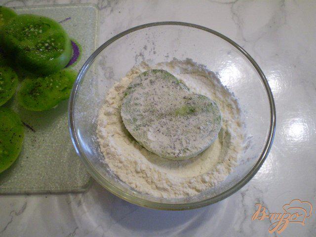 Фото приготовление рецепта: Зеленые помидоры жареные шаг №4