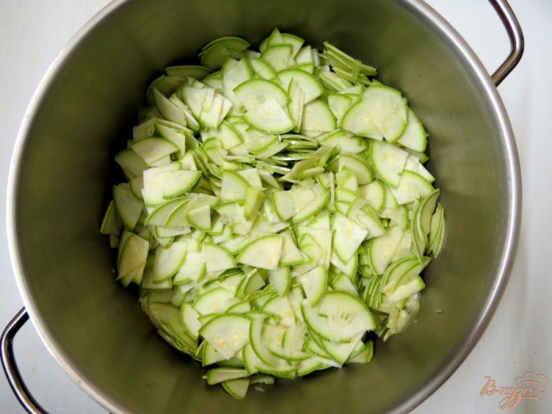 Фото приготовление рецепта: Салат из кабачков на зиму шаг №2