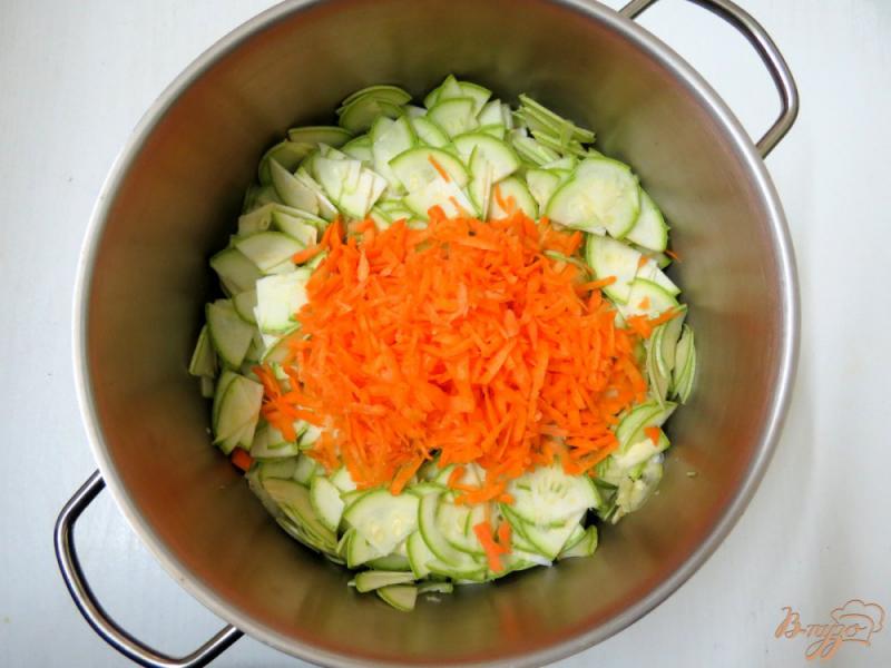 Фото приготовление рецепта: Салат из кабачков на зиму шаг №3