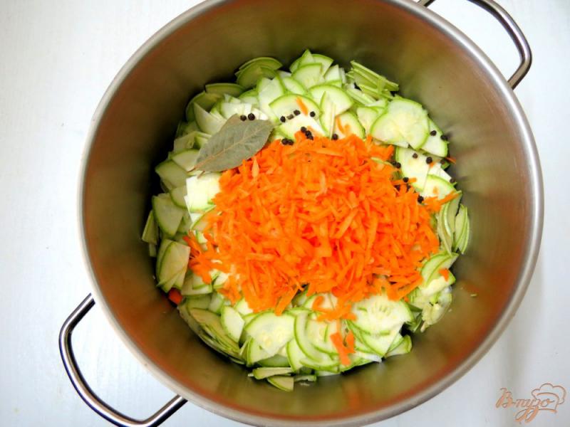 Фото приготовление рецепта: Салат из кабачков на зиму шаг №4