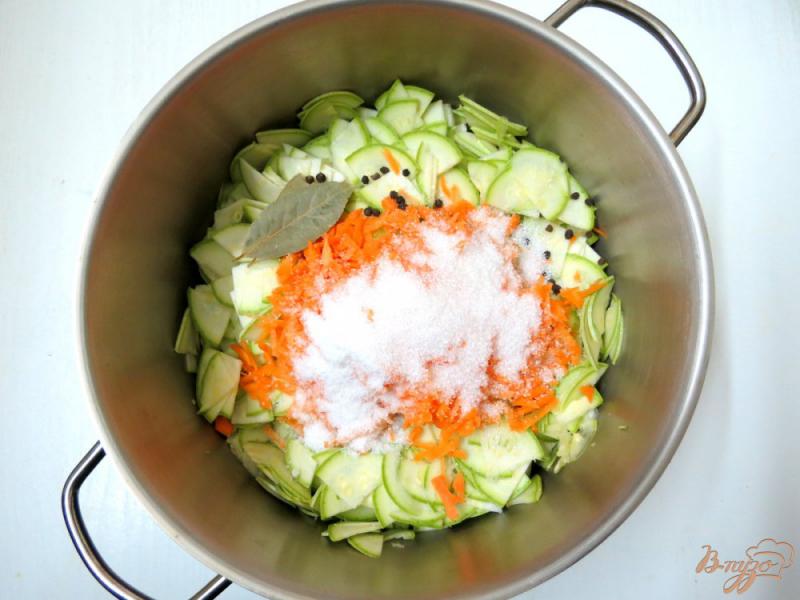 Фото приготовление рецепта: Салат из кабачков на зиму шаг №5
