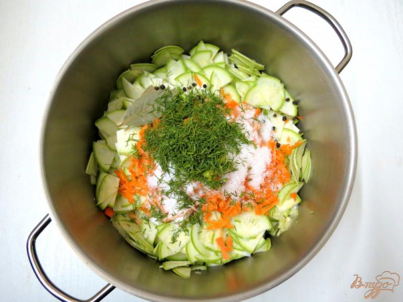 Фото приготовление рецепта: Салат из кабачков на зиму шаг №6