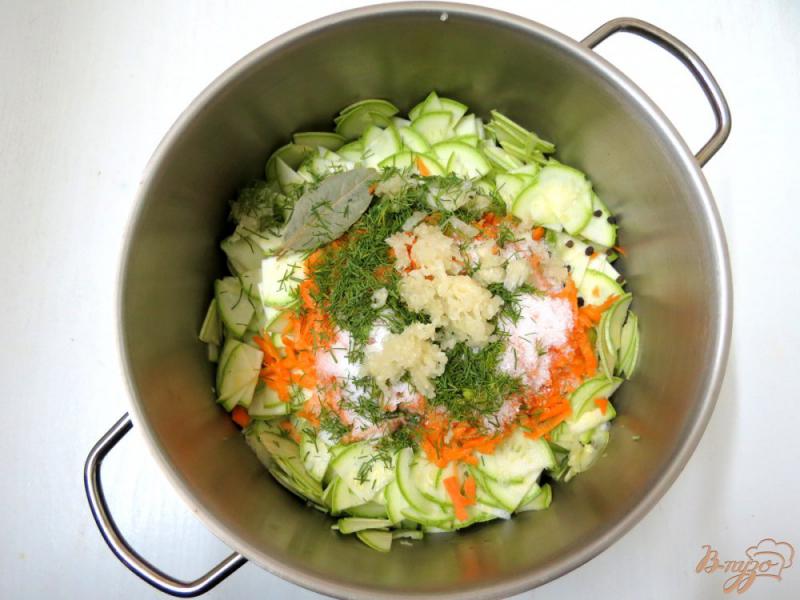 Фото приготовление рецепта: Салат из кабачков на зиму шаг №7
