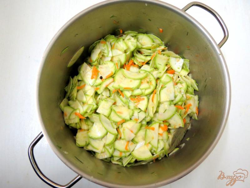 Фото приготовление рецепта: Салат из кабачков на зиму шаг №8