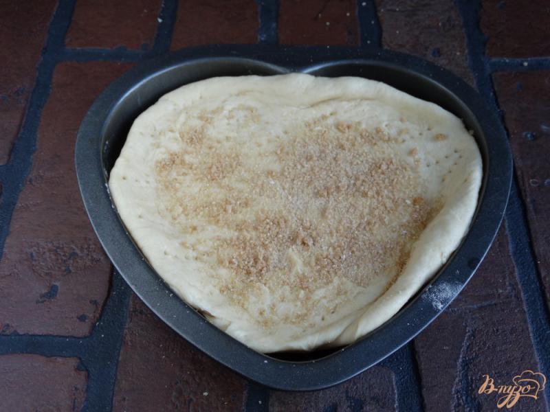 Фото приготовление рецепта: Дрожжевой пирог с грушами и орехами шаг №3