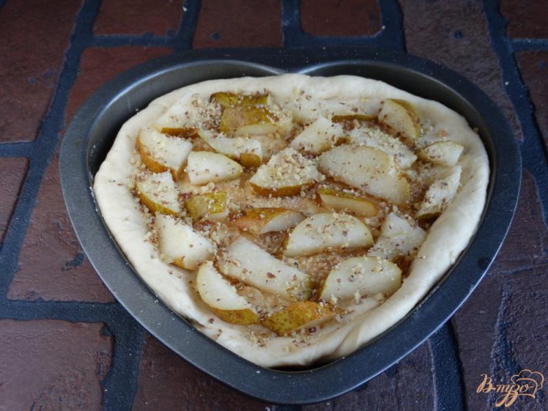 Фото приготовление рецепта: Дрожжевой пирог с грушами и орехами шаг №6