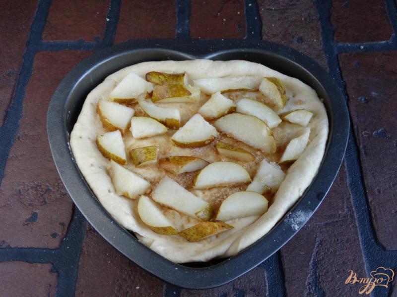 Фото приготовление рецепта: Дрожжевой пирог с грушами и орехами шаг №5