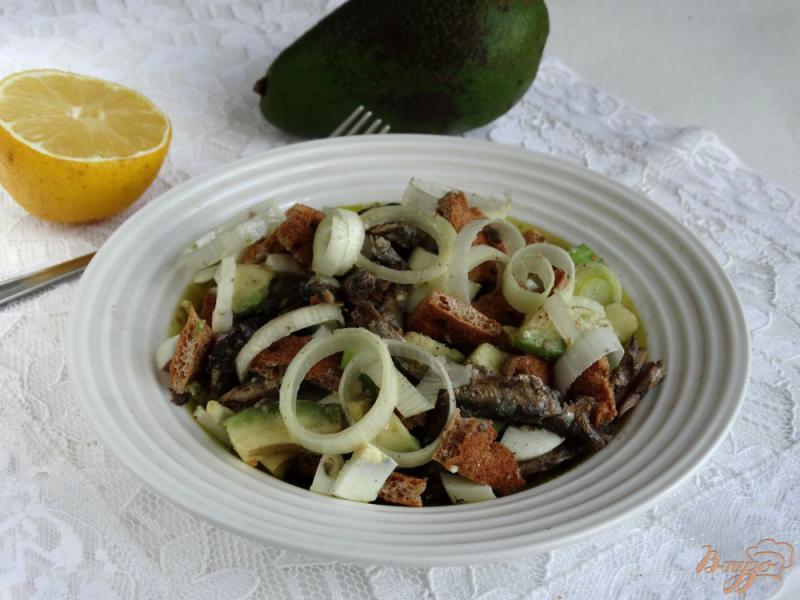 Фото приготовление рецепта: Салат со шпротами и авокадо шаг №7