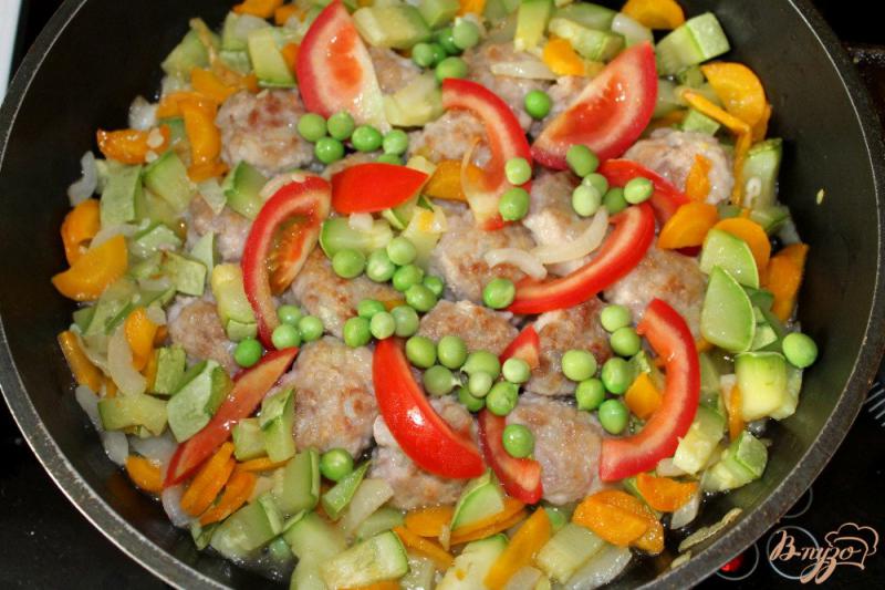 Фото приготовление рецепта: Овощное рагу с фрикадельками шаг №7