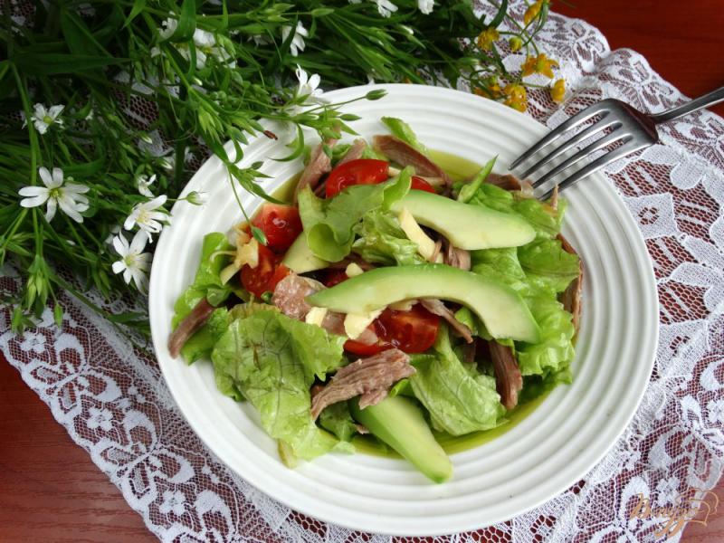 Фото приготовление рецепта: Салат из авокадо индейки и овощей шаг №6