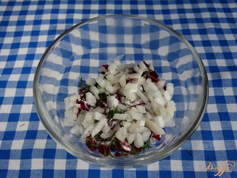 Фото приготовление рецепта: Салат-коктейль с сельдью свеклой и авокадо шаг №3