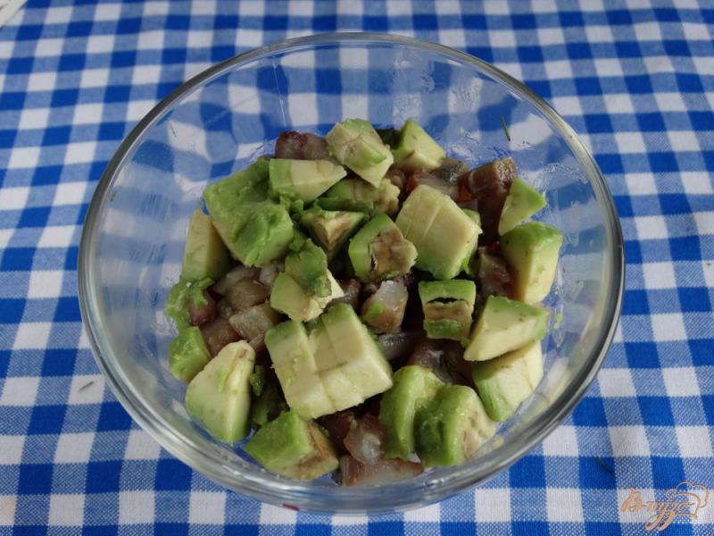 Фото приготовление рецепта: Салат-коктейль с сельдью свеклой и авокадо шаг №5