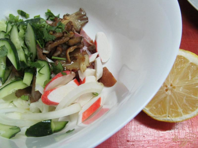 Фото приготовление рецепта: Салат из крабовых палочек и грибов шаг №5