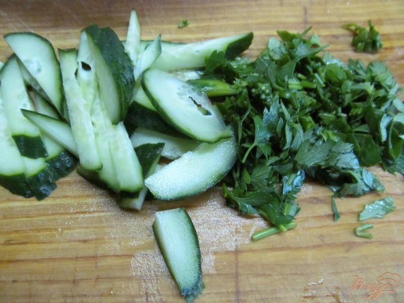 Фото приготовление рецепта: Салат из крабовых палочек и грибов шаг №4