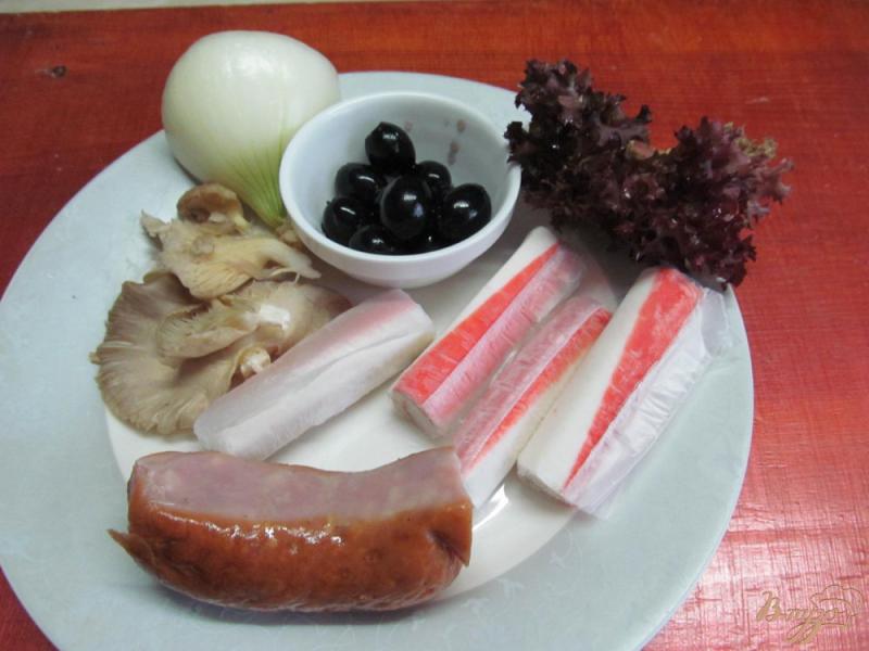 Фото приготовление рецепта: Салат из крабовых палочек и грибов шаг №1