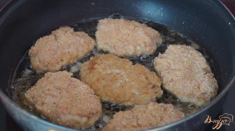 Фото приготовление рецепта: Свиные котлеты с кабачком и картофелем шаг №4