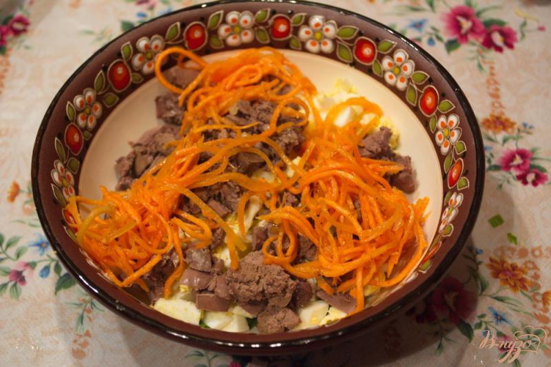 Фото приготовление рецепта: Салат с куриной печенью  и морковкой шаг №4