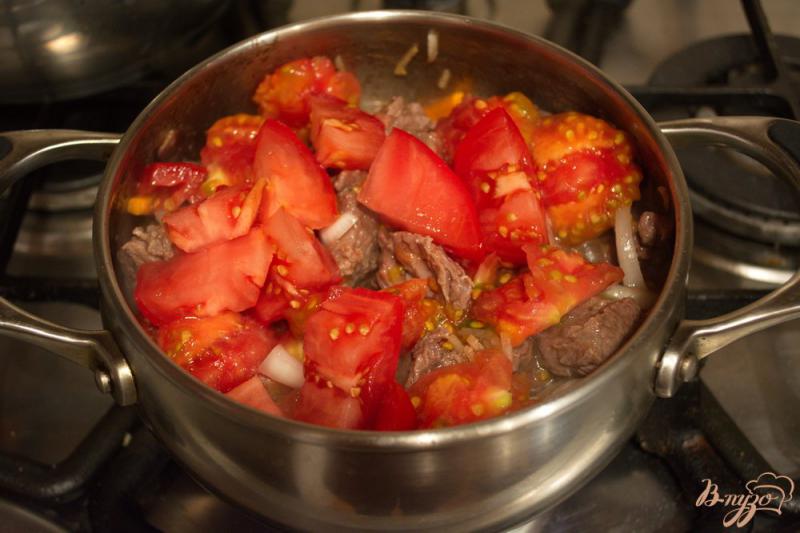 Фото приготовление рецепта: Говядина тушеная с томатами и овощами шаг №5