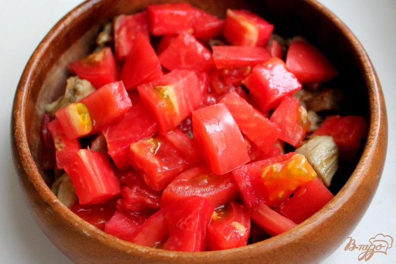 Фото приготовление рецепта: Салат из печеных баклажанов и помидоров шаг №3