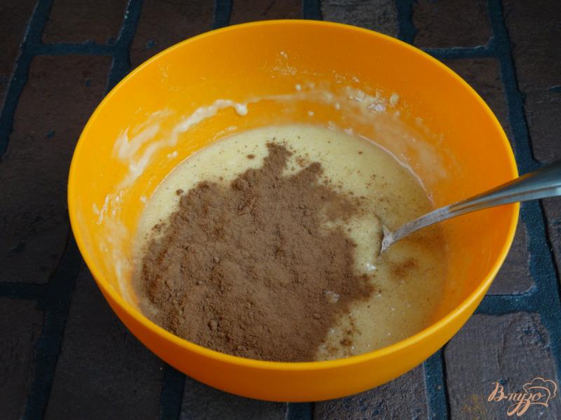 Фото приготовление рецепта: Шоколадный кекс с абрикосами шаг №6