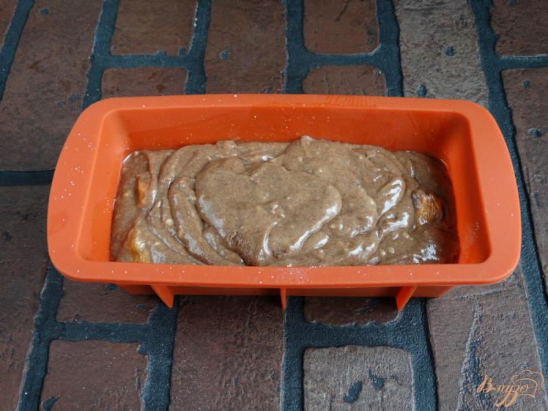 Фото приготовление рецепта: Шоколадный кекс с абрикосами шаг №8
