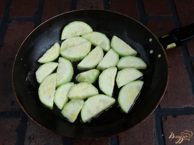 Фото приготовление рецепта: Салат с жареными кабачками и цветной капустой шаг №3