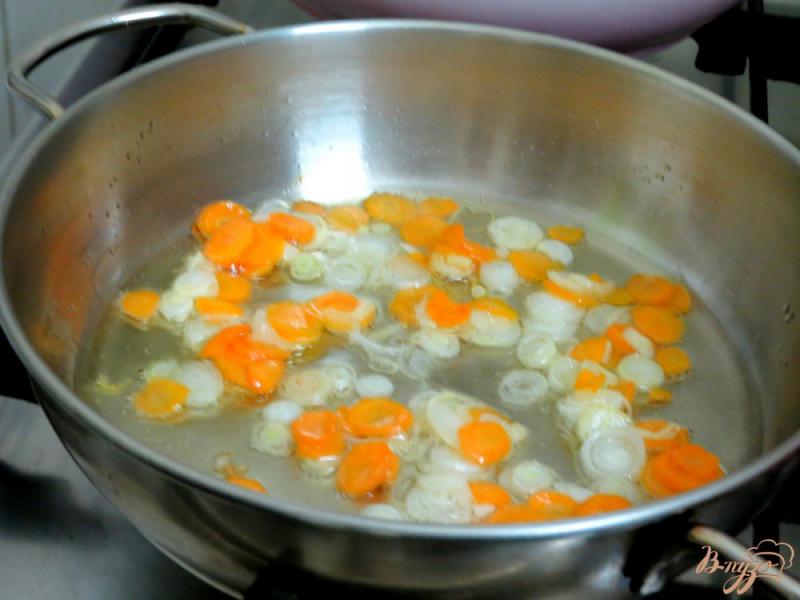 Фото приготовление рецепта: Суп с шампиньонами и горошком шаг №3