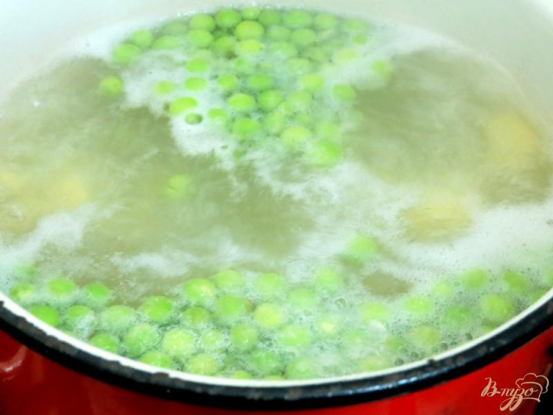 Фото приготовление рецепта: Суп с шампиньонами и горошком шаг №5
