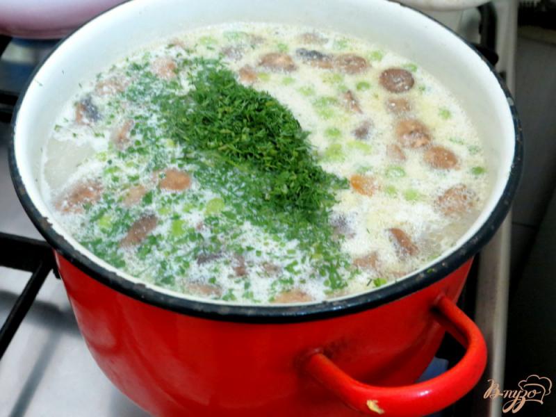 Фото приготовление рецепта: Суп с шампиньонами и горошком шаг №7