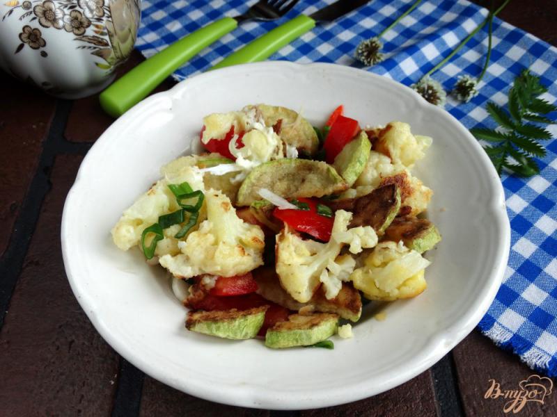 Фото приготовление рецепта: Салат с жареными кабачками и цветной капустой шаг №15