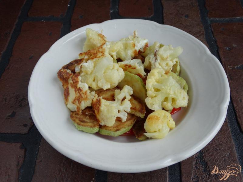Фото приготовление рецепта: Салат с жареными кабачками и цветной капустой шаг №13