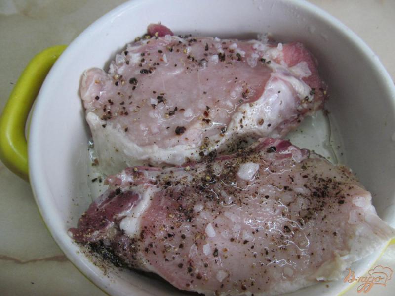 Фото приготовление рецепта: Свиные отбивные под соусом шаг №1