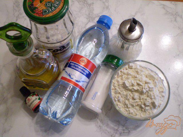 Фото приготовление рецепта: Блинчики на минералке с ароматом клубники шаг №1